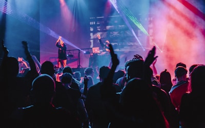 铁粉聚集地栏目展示热情球迷在社区讨论的场景